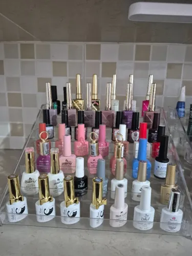 Expositor de esmaltes, em acrílico, sete andares.
