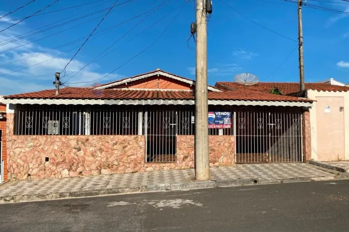 Casa Térrea com Suíte Externa Independente, Edícula e Quintal Gourmet para Locação
