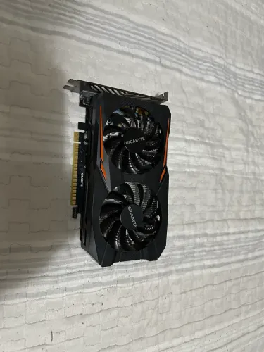 Vendo placa de video gigabyte 1050 ti 4gb