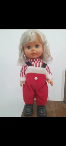 Boneca funcionando , anda e toca musica - vintage anos 90