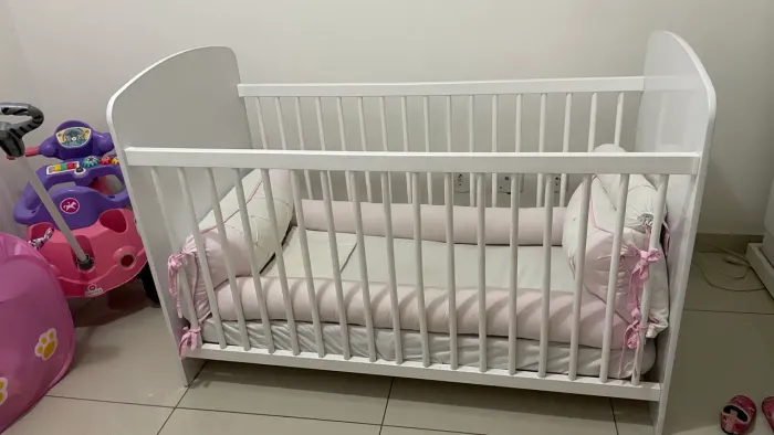 Vendo berço usado, com colchão.