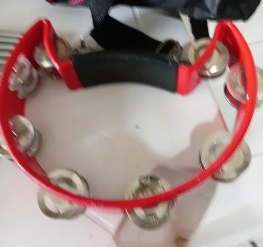 Pandeiro vermelho com alça preta