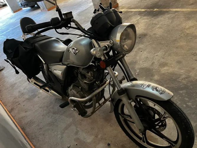 Vendo Chopper com acessórios e capacete. 