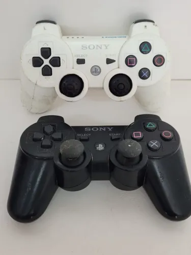 2 Controles de  PS3 no Estado 