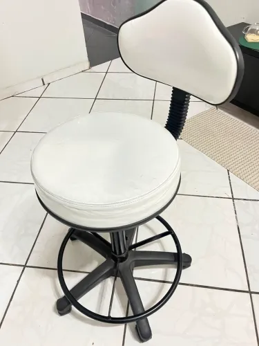 Vende-se luminária e mocho 