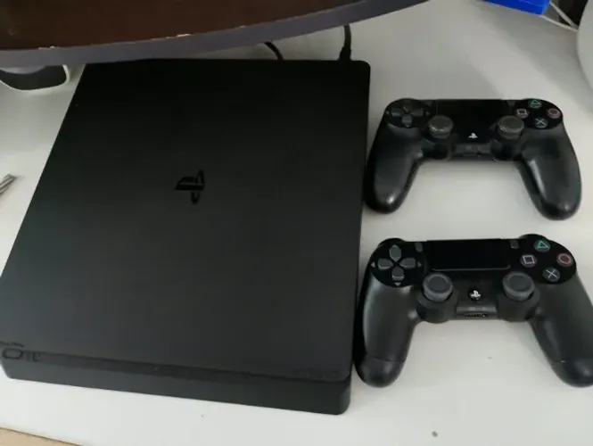 PS4 Slim - 2 controles, SSD 1 TB