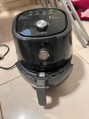 Air fryer Electrolux funcionando/esquentando, precisa trocar plugue do cabo