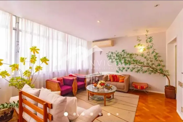 lindo Apartamento, silencioso, a uma quadra da praia, amplo, com planta circular e muitos 