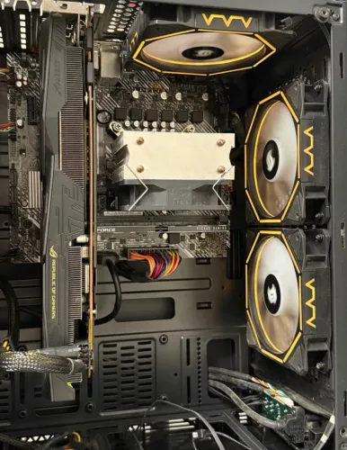 Computador e monitor gamer