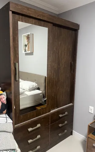Guarda-Roupa com espelho