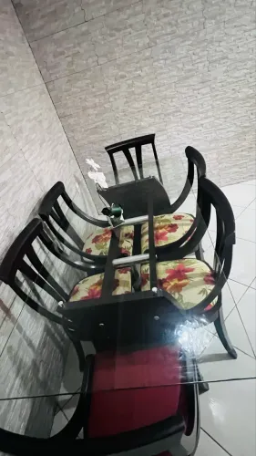 Linda mesa de jantar com 6 cadeiras