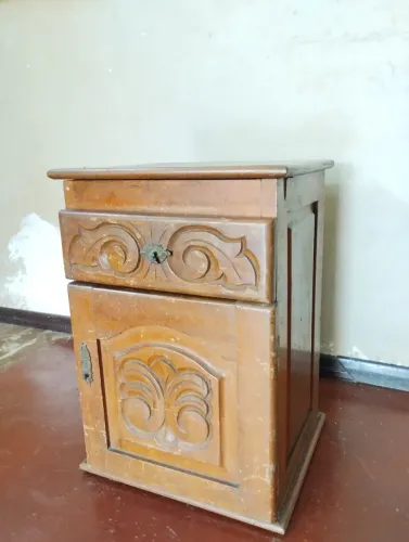 Mesa de cabeceira de madeira com gaveta e porta