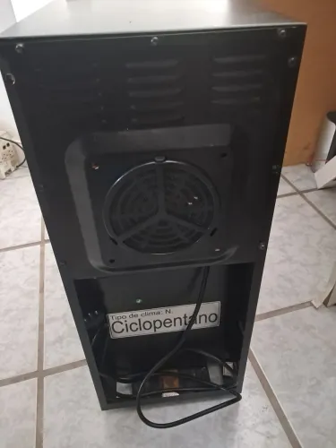 Adega Climatizada Eletrônica OSTER 12 Garrafas Eae12 Bivolt