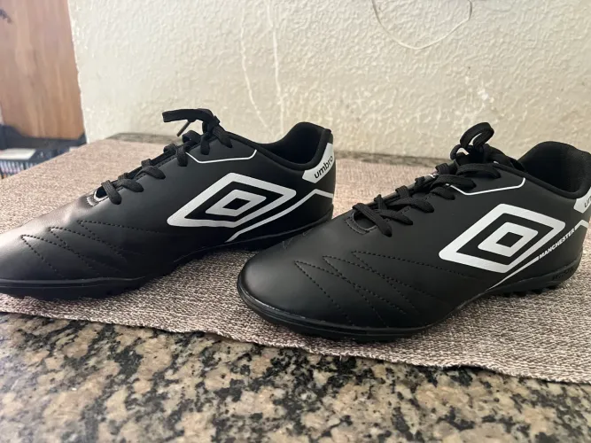 Chuteira modelo Umbro Society Manchester Jr 38 forma pequena