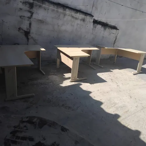 5 mesa de escritório formato L semi novo 