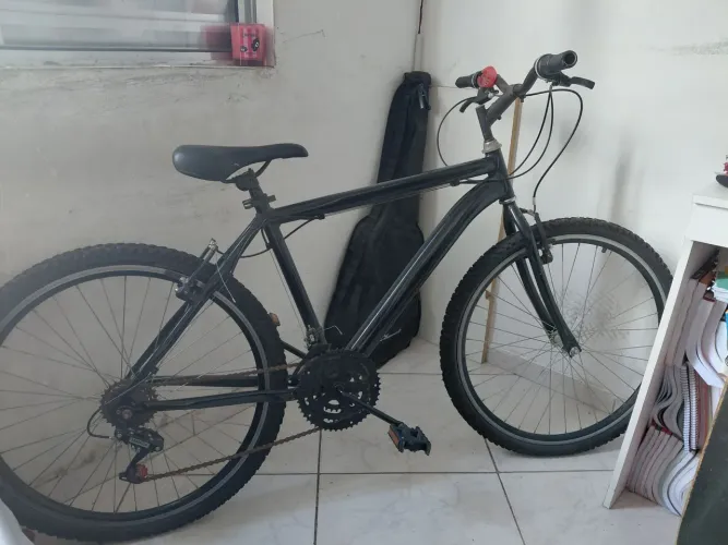 Bicicleta preta ARO 26