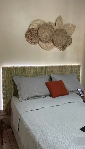 Cabeceira Artesanal de Palha com LED + Decoração de Parede