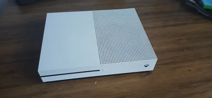 Xbox one s usado com 1 controle,cabo HDMI e de força e 4 jogos