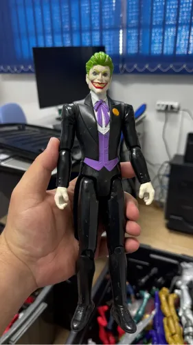 Boneco Joker 30cm DC terno preto 