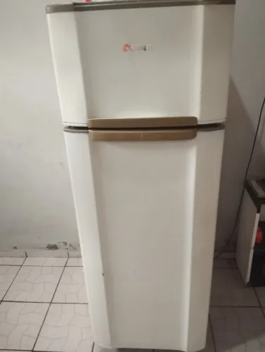 500$ VENDO GELADEIRA FUNCIONANDO PERFEITAMENTE SEMI NOVA 