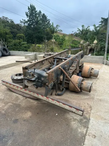 Traseira Mercedes Benz Axor 3344 completa (chassi + diferencial + molas)