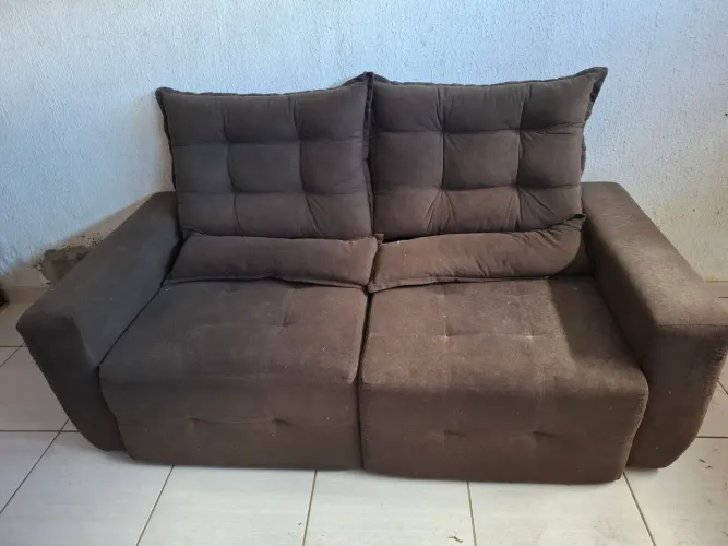 Sofá retrátil marrom