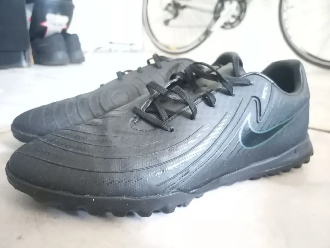 Chuteira Nike Phantom GX II Academy Society
