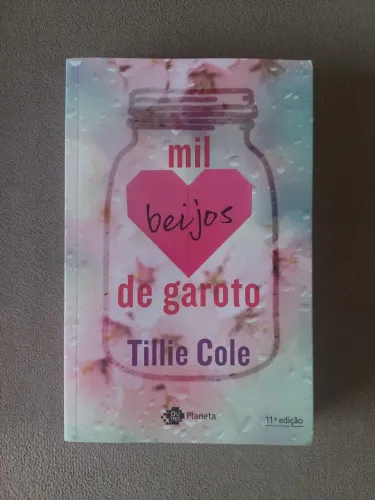 Livro Mil Beijos de Garoto - Tillie Cole (Bom Estado)