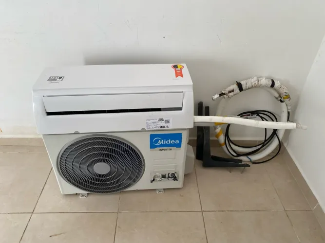 Ar-condicionado Midea Inverter 9.000 BTUs + tubulação e suporte