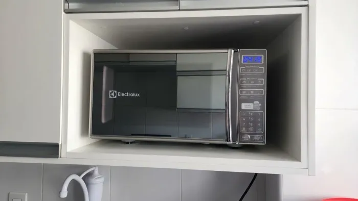 Micro-ondas electrolux 27L inox. 2 anos de uso