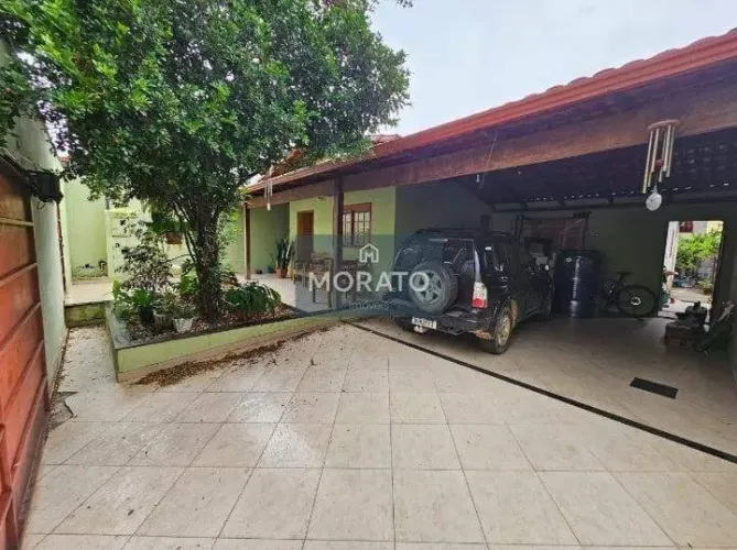 Casa a venda com 5 quartos sendo 1 suíte com 4 vagas de garagem no bairo Tirol.