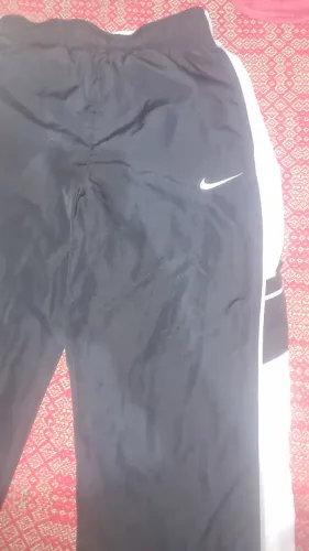 Calça Nike Tamanho L. Obs: Ela é pequena, com zíper na barra.