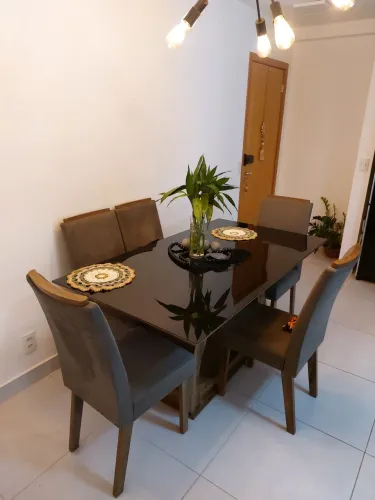 Vedo mesa de jantar 6 lugares (faltando 1 cadeira) tampa de vidro preto 1,60 por 90 cm