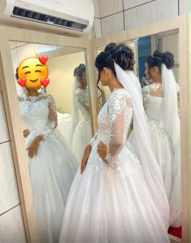 Vestido de Noiva Bordado em Renda com Véu e Anágua de Tule