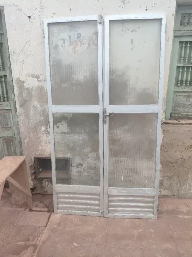 PORTA DE ALUMÍNIO COM VIDRO CANELADO - USADA EM ÓTIMO ESTADO