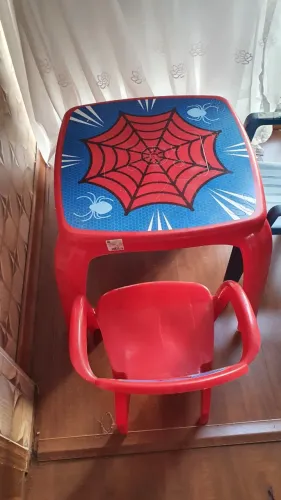Mesa infantil homem aranha com uma cadeira