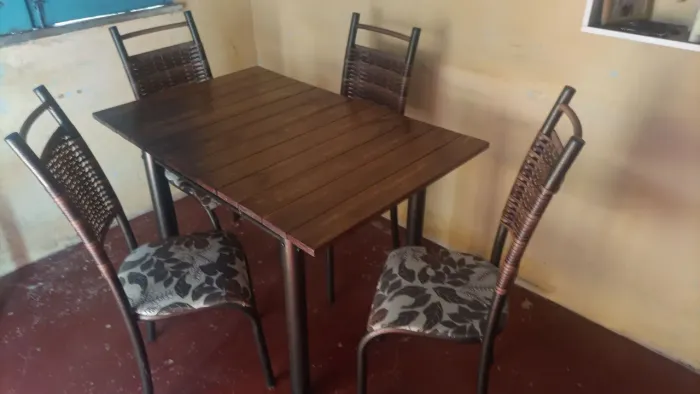 Conjunto mesa 4 cadeiras tampo de madeira estampada