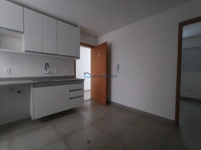 Apartamento com 01 dormitórios, sala ,banheiro, cozinha com armário, área de serviço colet