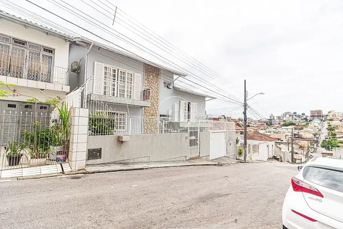 Casa 4 Dormitórios + Apartamento em Capoeiras - CEN