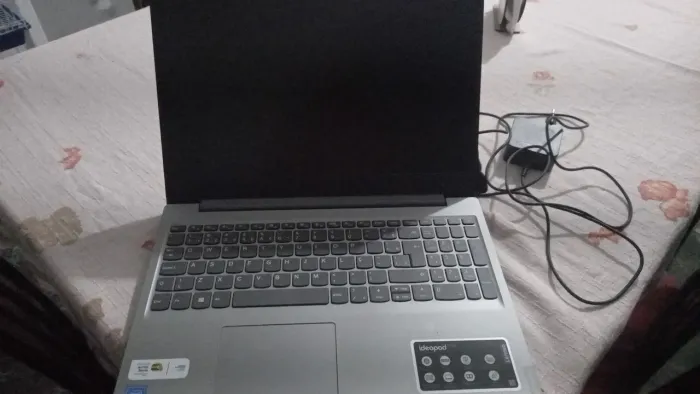 Vendo notebook sem marcas de uso, com carregador original, mouse,dá marca Lenovo