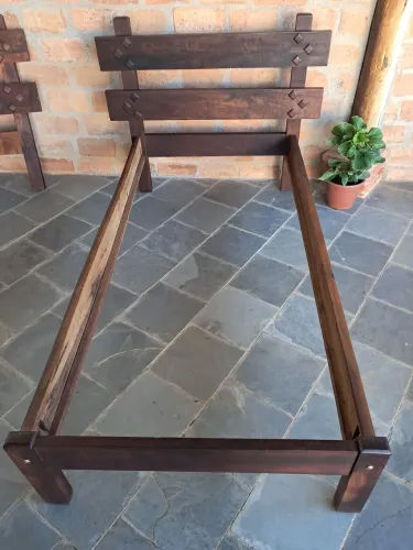 Cama solteiro de madeira nobre maciça