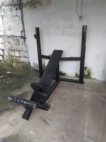 Máquina a academia, supino inclinado