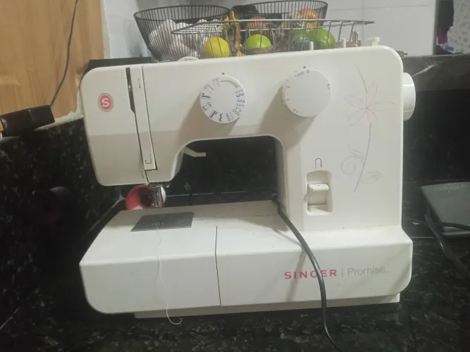 Vendo máquina Singer seminova