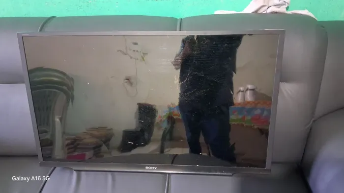 TV 32 com tela danificada
