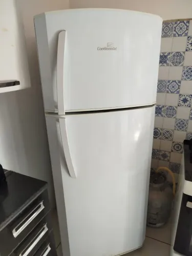 Geladeira em ótimo estado de conservação, gelando perfeitamente