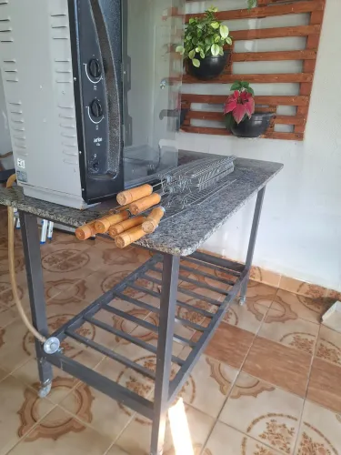 Mesa de granito com churrasqueira a gás 