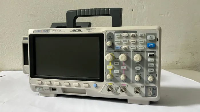 Osciloscópio Digital Siglent SDS1102X 100MHz - novo, na caixa!