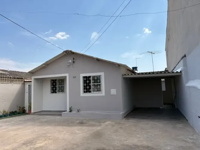 Aluga-se casa de frente 3 quartos na QE 32 Guará II DF