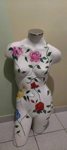 Manequim feminino decorativo pintado à mão floral