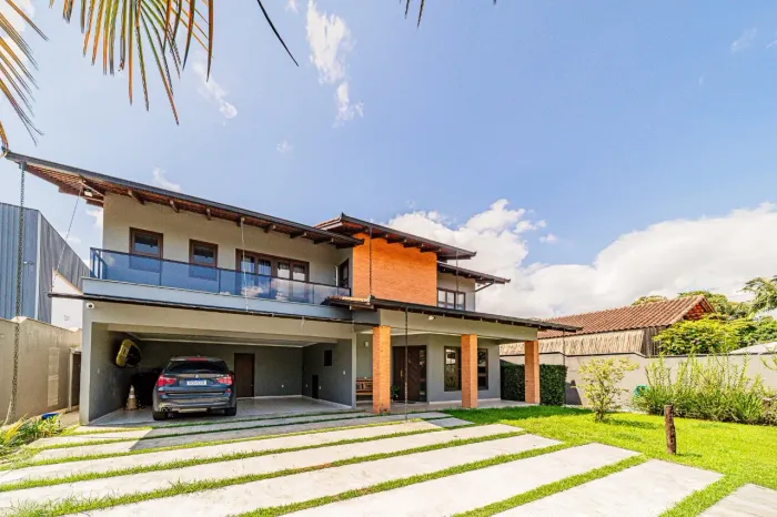 720m² de terreno e 276m² de construção.